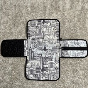 OiOi Quilted Black Portable Changing Pad with Pockets City Print Unisex‎